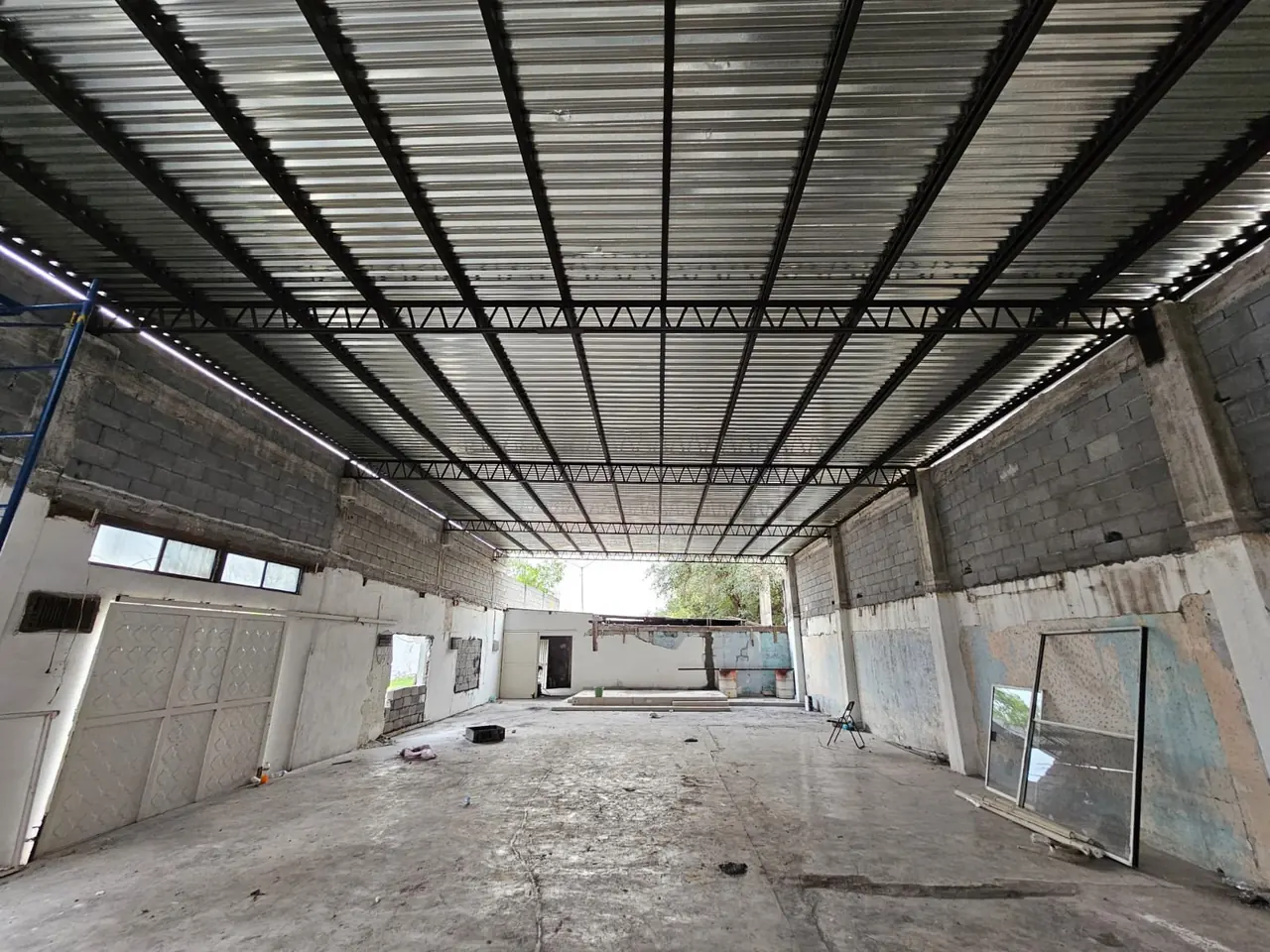 Detalle de la estructura metálica y la lámina galvanizada