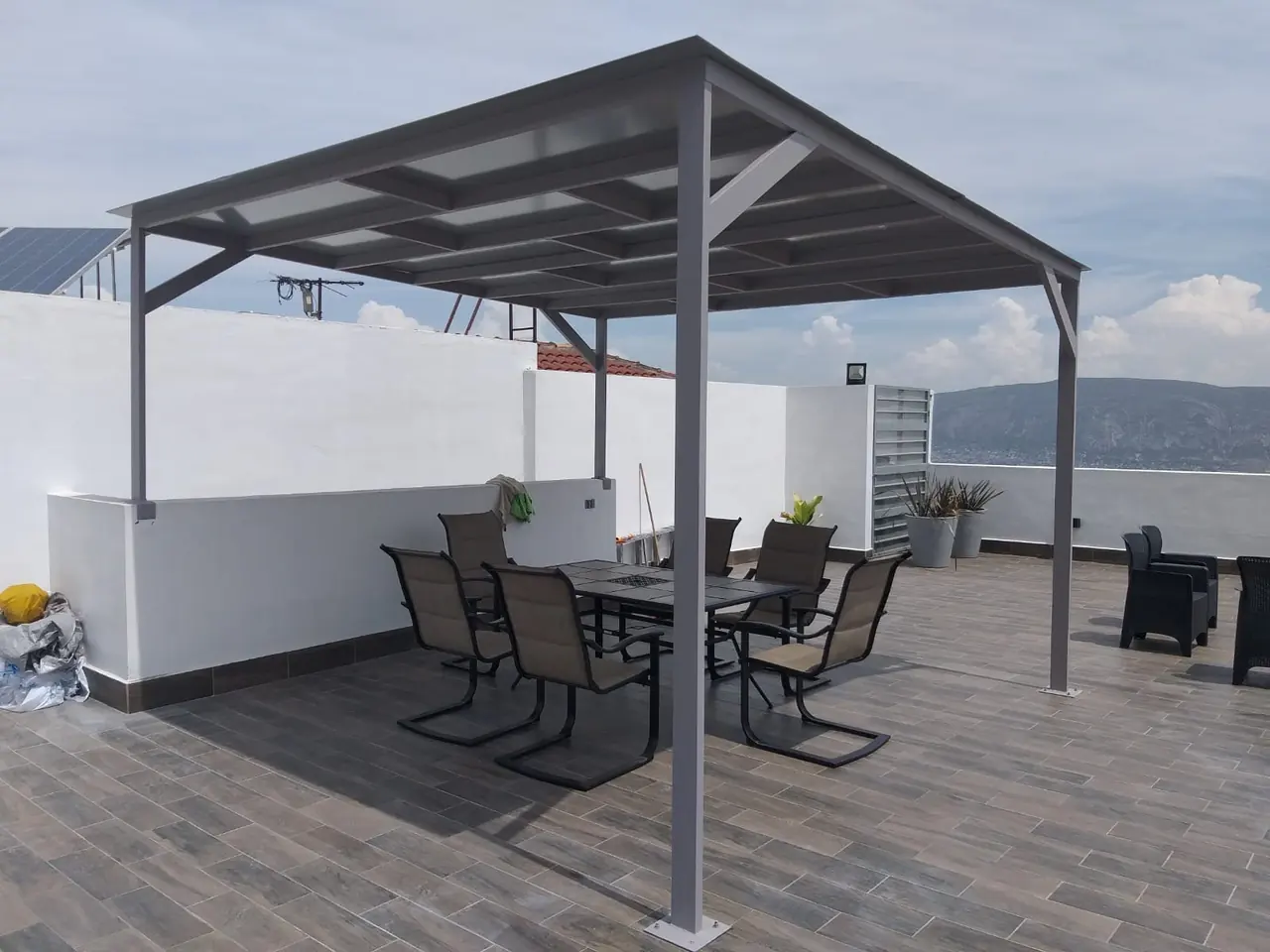 Estructura metálica con policarbonato sobre el roof garden, vista lateral