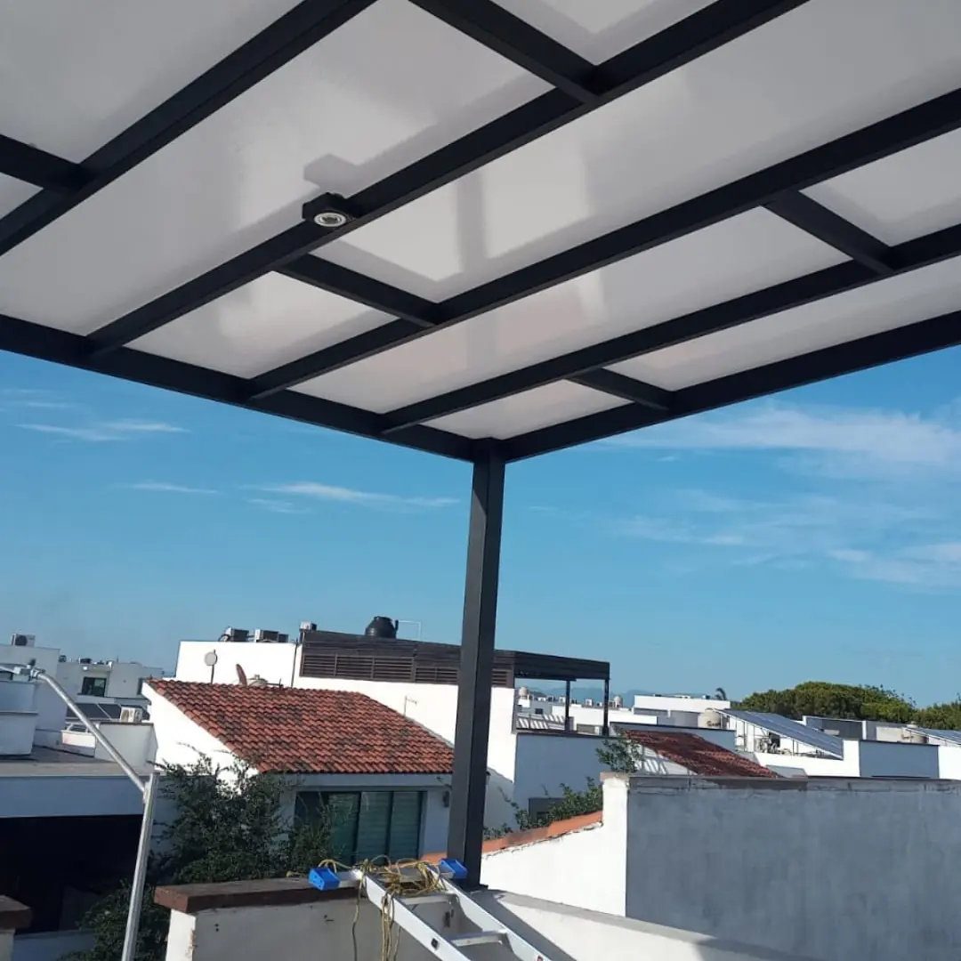 Cubierta de policarbonato vista desde la terraza